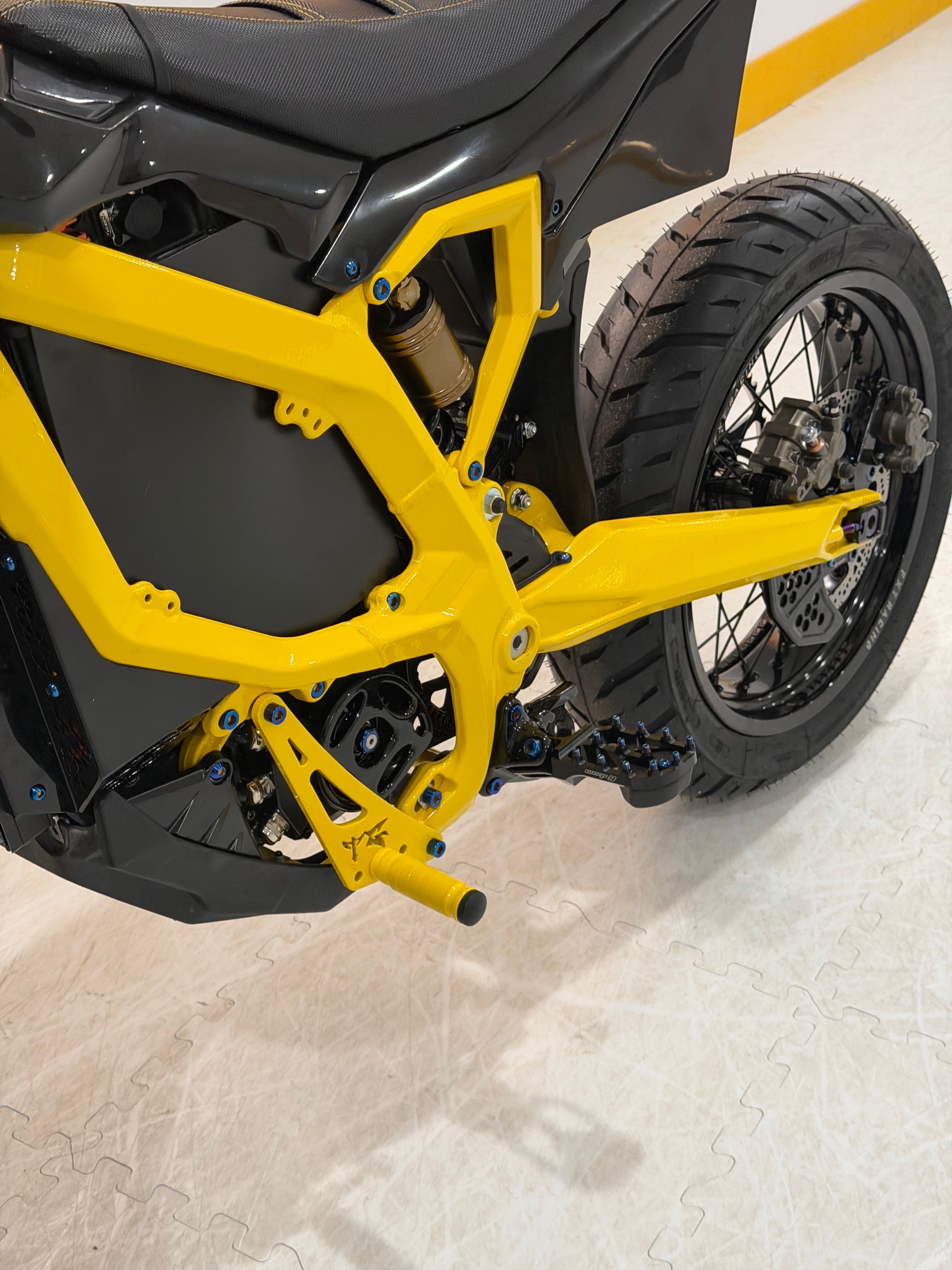 Ultra Bee Shift Lock